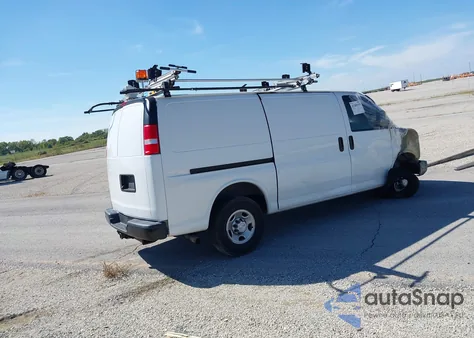 2018 Chevrolet Express 2500 Work Van z USA, uszkodzony, nr VIN 1GCWGAFP0J1312380